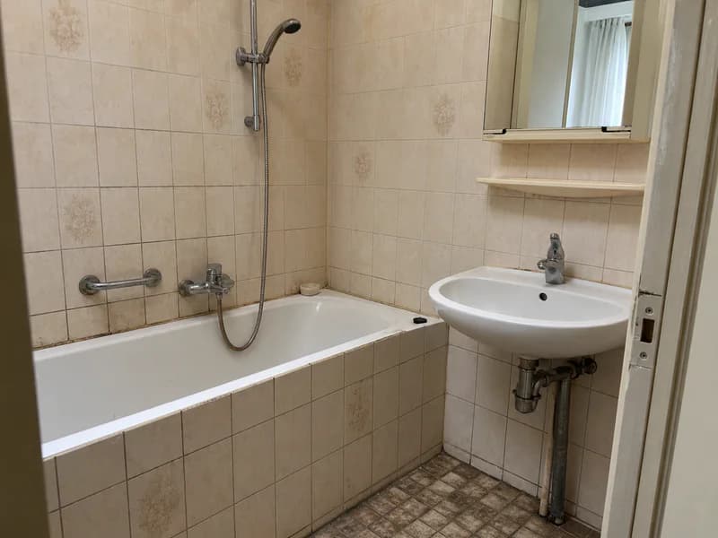 Oude badkamer vóór de renovatie vanuit een andere hoek