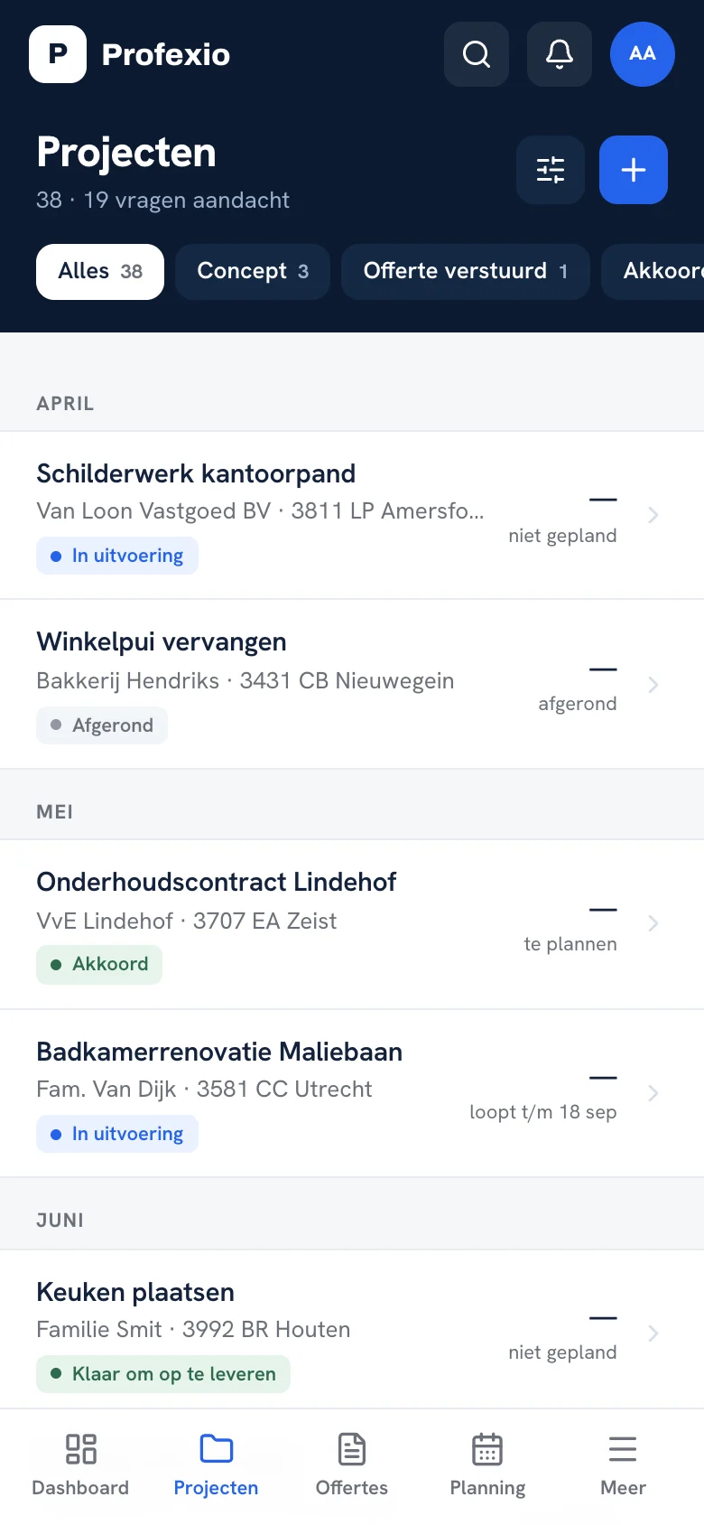 Het projectenoverzicht op een telefoon: per project een kaart met de status, de volgende stap en het bedrag
